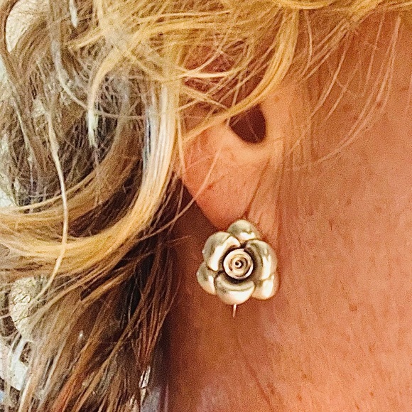 Vintage Elegant Sterling Silver Rose-Flower Earrings - Picture 6 of 6